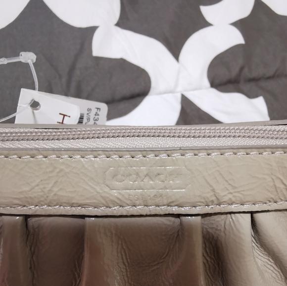 Authentic Coach Patent Leather Beige Wristlet - Picture 3 of 4